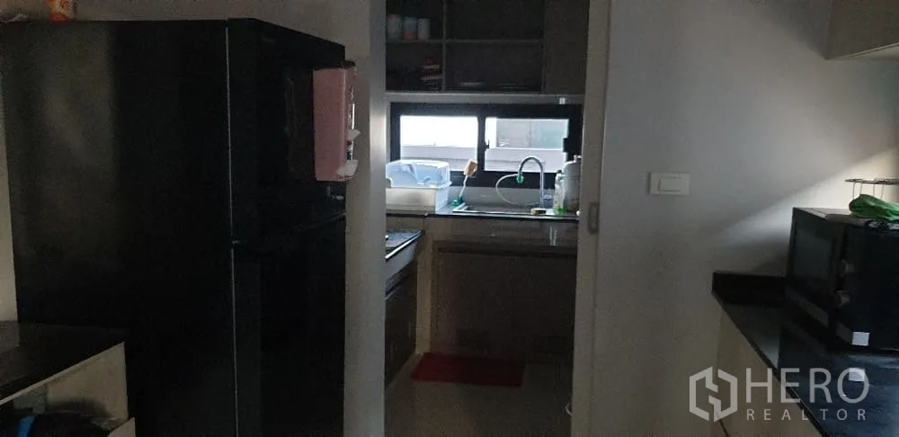 บ้าน ให้เช่าหรือขายในLam Luk Ka, Pathum Thani - มองจากโถงไปยังครัว ตู้เย็นสองประตูและตู้บิลต์อิน