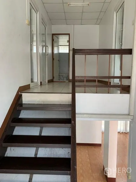 办公空间 出租在Chatuchak, Bangkok - 楼梯通往二层办公室，设玻璃门。