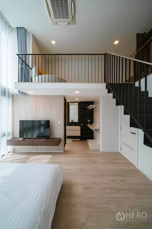 บ้าน ให้เช่าหรือขายในSaphan Sung, Bangkok - ห้องนอนลอฟต์ มีชั้นลอย ผนังทีวี บันได และมุมห้องน้ำ