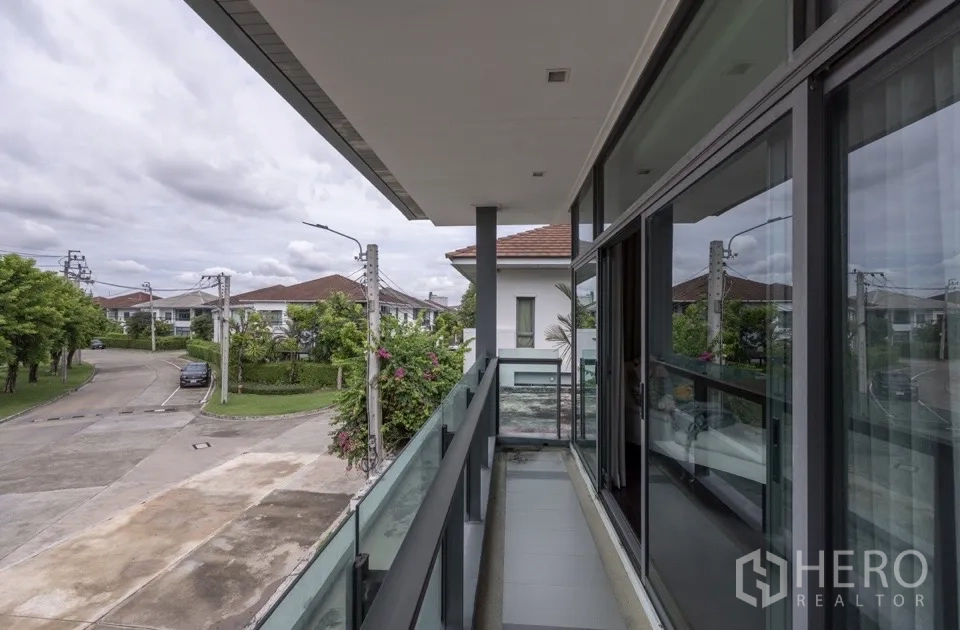 Detached House for rent or sale in Bang Kapi, Bangkok - Upper-floor balcony overlooking a quiet residential street.