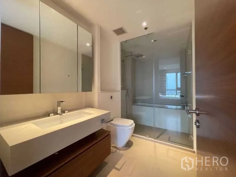 คอนโด ให้เช่าหรือขายในKhlong San, Bangkok - ห้องน้ำสไตล์โมเดิร์น เคาน์เตอร์อ่างล้างหน้าแบบยาว โถสุขภัณฑ์ และห้องอาบน้ำกระจก