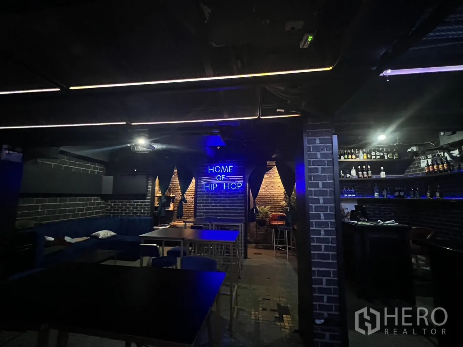 零售空间 出租在Bangkok - 就座区，餐桌、卡座与霓虹灯牌