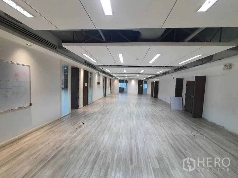 สำนักงาน ให้เช่าในWatthana, Bangkok - พื้นที่ออฟฟิศแบบเปิดขนาดใหญ่ เพดานสว่างและห้องส่วนตัว