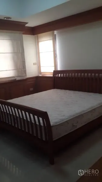 บ้าน ให้เช่าหรือขายในHuai Khwang, Bangkok - ห้องนอนเตียงไม้ซี่ หน้าต่างมุมห้องและมู่ลี่ผ้า