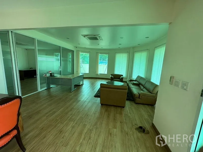 สำนักงาน ให้เช่าในPathum Thani - โถงสำนักงานเปิดโล่ง กั้นห้องด้วยกระจกและช่องหน้าต่างบานยาว