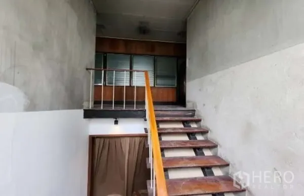 พื้นที่ขายปลีก ให้เช่าในWatthana, Bangkok - บันไดไม้พร้อมราวเหล็กขึ้นสู่ชั้นลอย