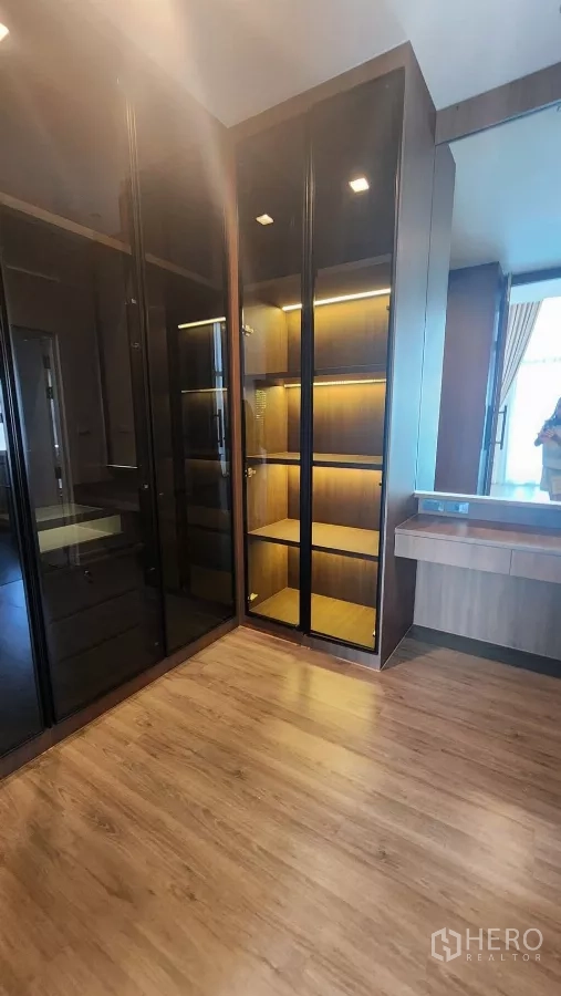บ้าน ให้เช่าหรือขายในBueng Kum, Bangkok - วอล์กอินโคลเส็ต ประตูตู้กระจกใสและชั้นโชว์ไฟ LED