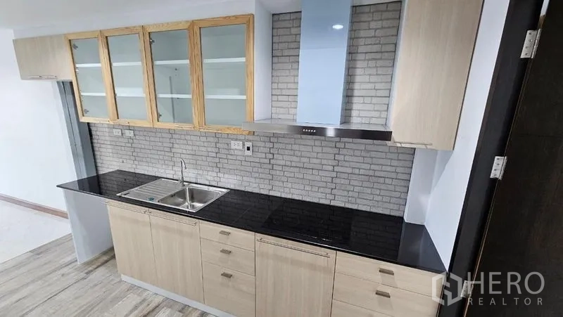 สำนักงานที่บ้าน ให้เช่าในBang Na, Bangkok - พั นทรี่ครัวสมัยใหม่ ตู้ไม้ทอ น เคาน์เตอร์ดำ อ่างล้าง และเครื่องดูดควัน