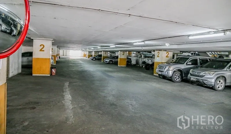 สำนักงาน ให้เช่าในBang Na, Bangkok - ที่จอดรถใต้ดิน มีช่องจอดระบุหมายเลขและรถหลายคัน