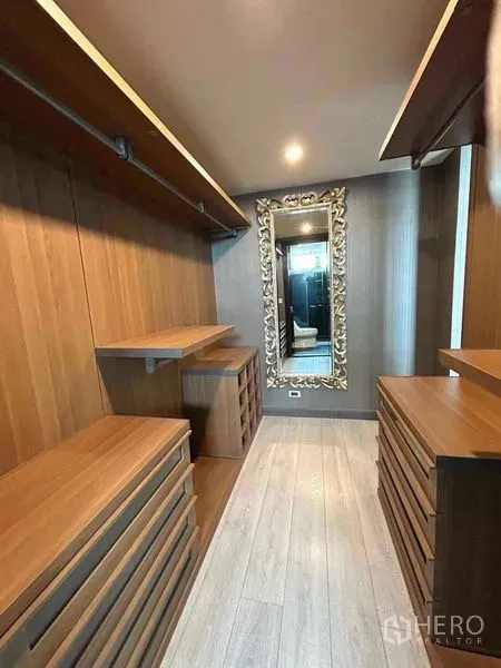 คอนโด ขายในWatthana, Bangkok - วอล์กอินคลอเซ็ตกว้าง ตู้ไม้บิวท์อิน พร้อมกระจกกรอบลายหรู