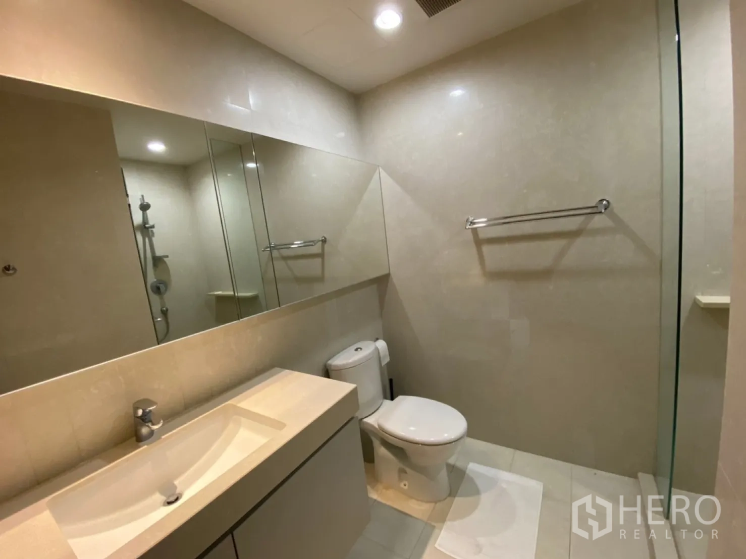 คอนโด ให้เช่าในWatthana, Bangkok - ห้องน้ำสมัยใหม่พร้อมเคาน์เตอร์อ่างล้างหน้า กระจกบานยาว โถสุขภัณฑ์ และ Shower กระจก