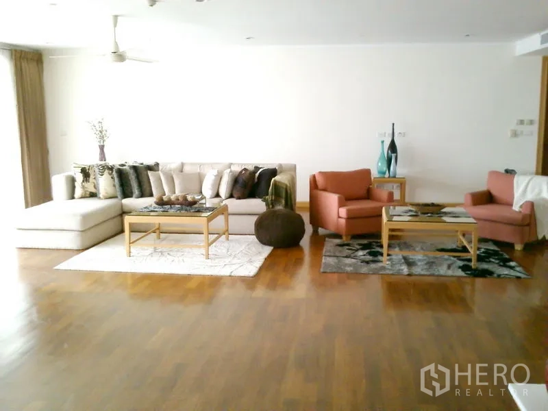 คอนโด ให้เช่าในKhlong Toei, Bangkok - ห้องนั่งเล่นกว้าง โซฟาเซกชันนอล เก้าอี้พักผ่อน และโต๊ะกลาง