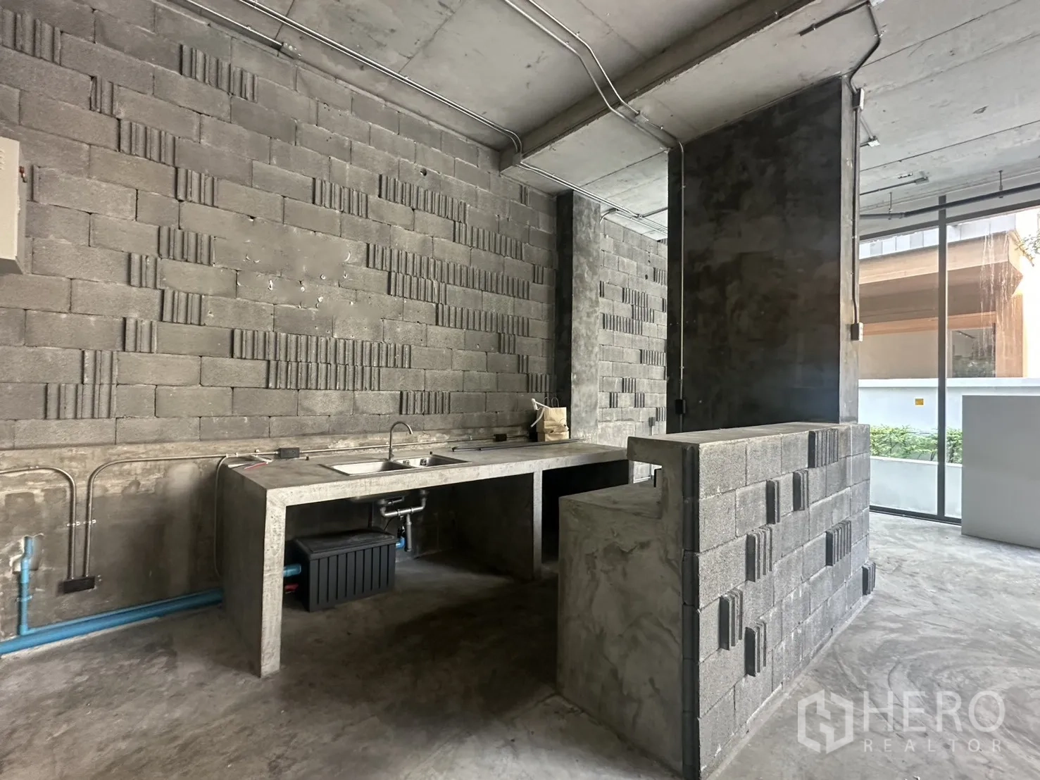 พื้นที่ขายปลีก ให้เช่าในPhra Khanong, Bangkok - โซนบริการมีท็อปคอนกรีตยาว อ่างล้างคู่ และเคาน์เตอร์รับรองติดผนังกระจก
