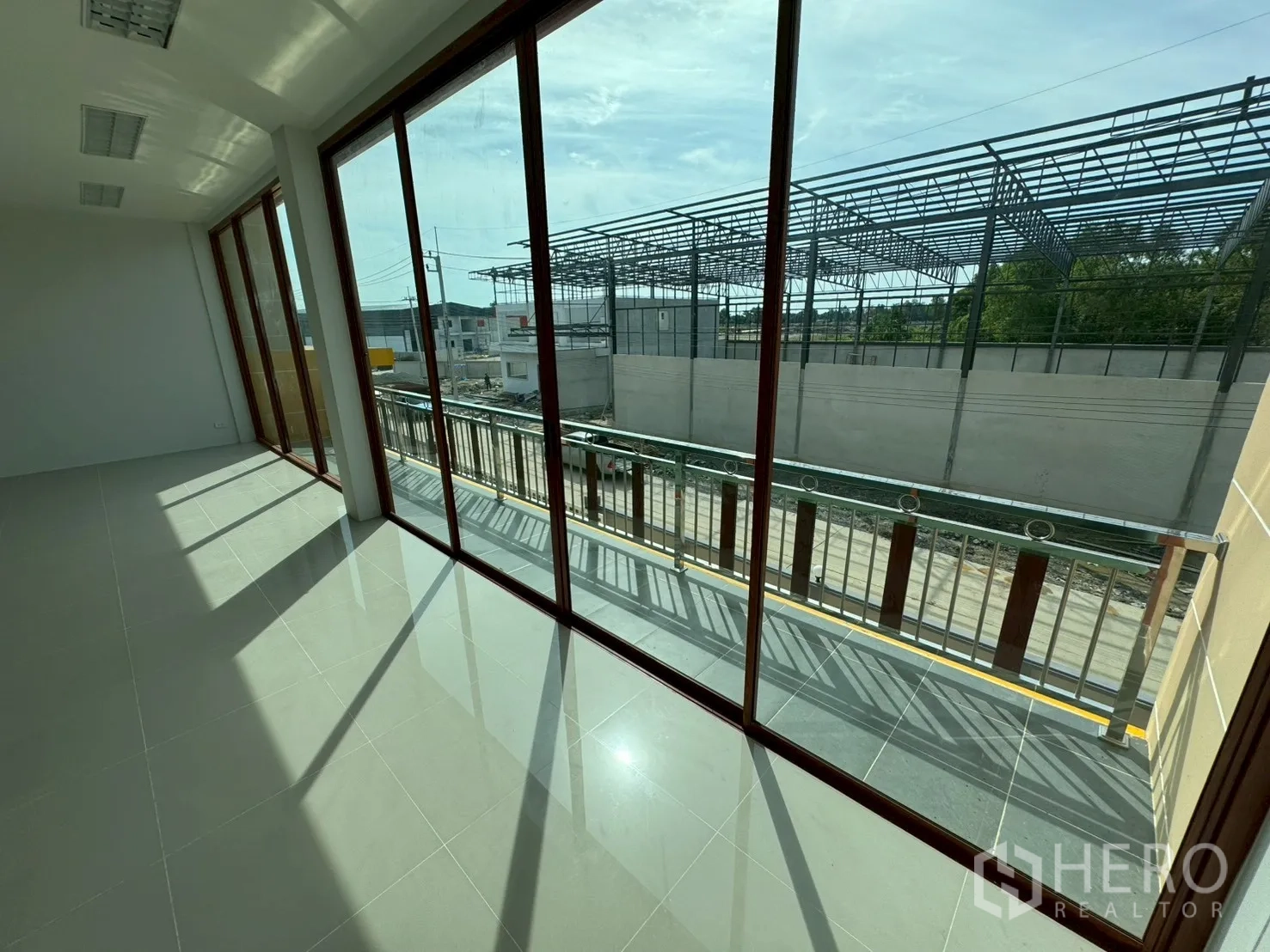 工厂 for sale in Mueang Samut Sakhon, Samut Sakhon - 落地玻璃窗通向前方狭长阳台。