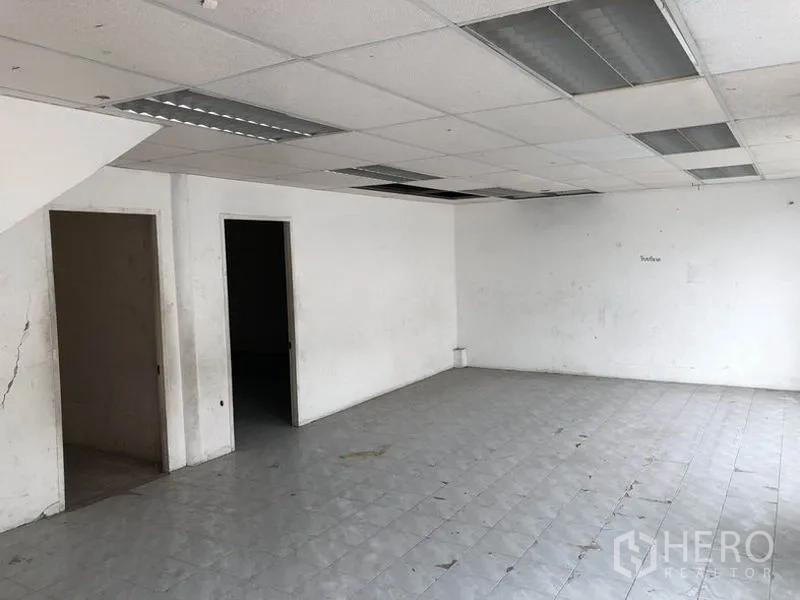 คลังสินค้า ให้เช่าในSuan Luang, Bangkok - ห้องออฟฟิศปูกระเบื้องภายในโกดัง ฝ้าทีบาร์ และประตูแยก