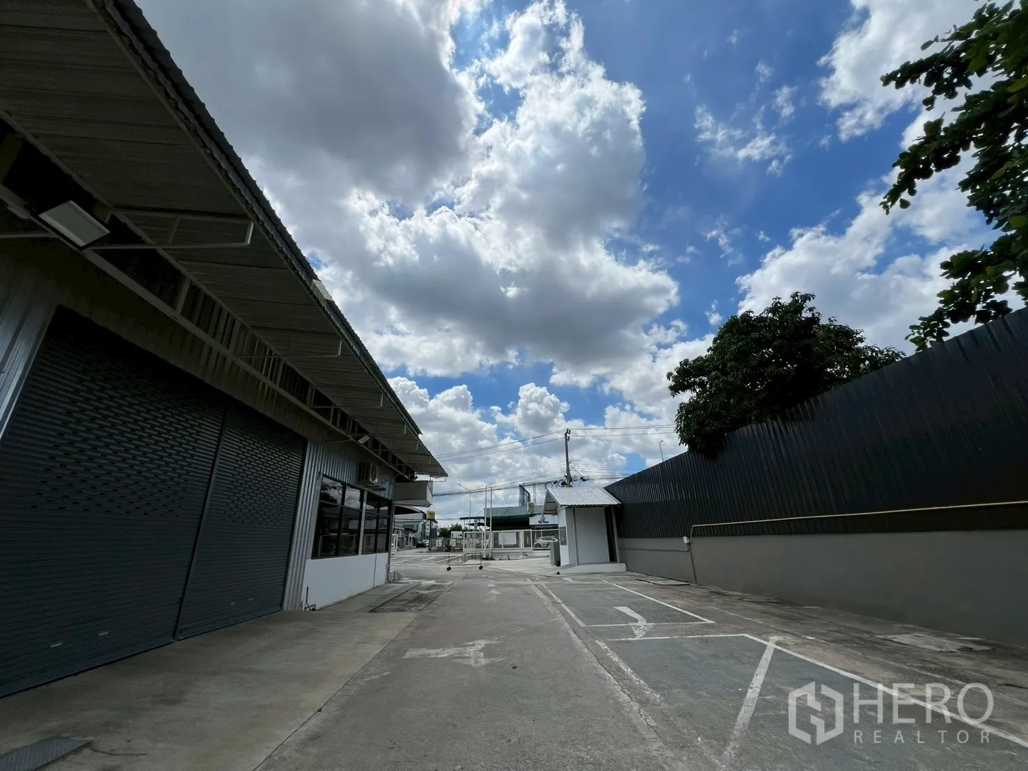 คลังสินค้า ให้เช่าในMin Buri, Bangkok - ถนนคอนกรีตภายในโครงการอุตสาหกรรม พร้อมป้อมยามและที่จอด