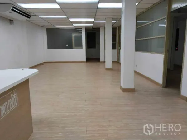 สำนักงาน ให้เช่าในBang Na, Bangkok - พื้นที่สำนักงานแปลนเปิด ปูพื้นลายไม้ ฝ้าเพดานไฟสว่าง และผนังกระจกกั้นห้อง