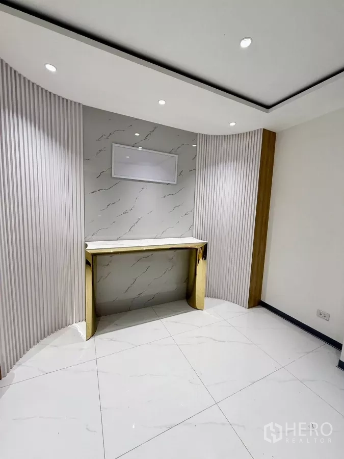 สำนักงานที่บ้าน ให้เช่าหรือขายในWang Thonglang, Bangkok - ภาพระยะใกล้ของโต๊ะคอนโซลหน้าผนังจุดเด่นลายหินอ่อน