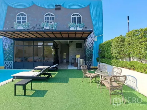 พื้นที่ขายปลีก ให้เช่าในWatthana, Bangkok - ดาดฟ้าริมสระพร้อมเตียงอาบแดด อาคารหน้าจิตรกรรม และประตูกระจกสู่เทอเรซ