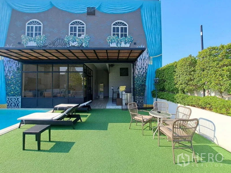 พื้นที่ขายปลีก ให้เช่าในWatthana, Bangkok - ดาดฟ้าริมสระพร้อมเตียงอาบแดด อาคารหน้าจิตรกรรม และประตูกระจกสู่เทอเรซ