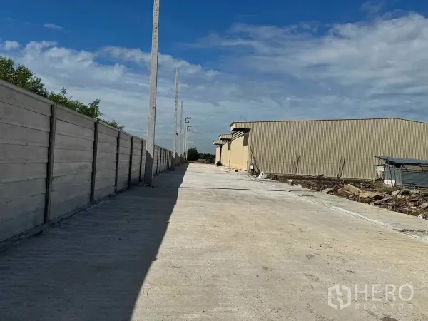 คลังสินค้า ให้เช่าในPak Kret, Nonthaburi - ถนนคอนกรีตภายในโครงการ มีรั้วรอบขอบชิดและอาคารโกดัง