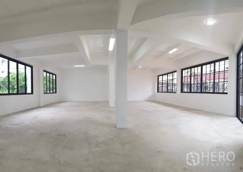 带办公室的家 出租或出售在Bang Na, Bangkok - 二层开阔工作区，双面采光。