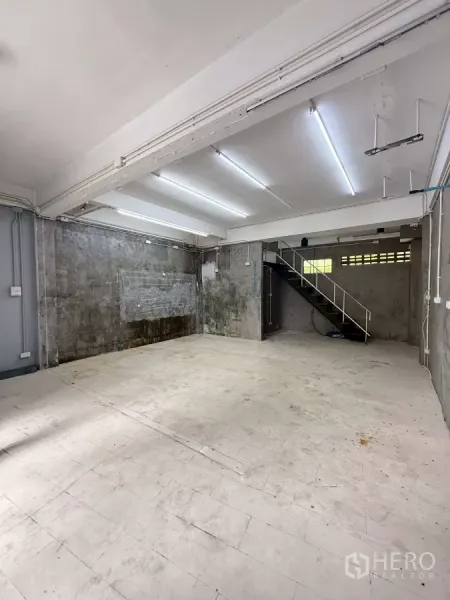 อาคารพาณิชย์ ให้เช่าในKhlong Toei, Bangkok - ภายในร้านแบบโอเพ่นสเปซ ผนังคอนกรีตเปลือย พร้อมบันไดขึ้นชั้นบน