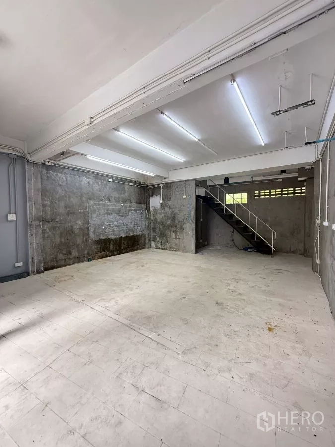 อาคารพาณิชย์ ให้เช่าในKhlong Toei, Bangkok - ภายในร้านแบบโอเพ่นสเปซ ผนังคอนกรีตเปลือย พร้อมบันไดขึ้นชั้นบน