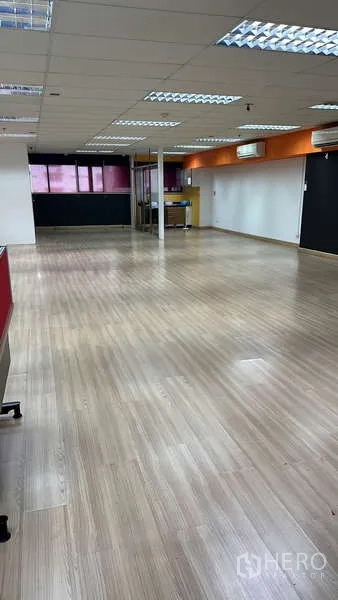 สำนักงาน ให้เช่า - พื้นที่สำนักงานแบบเปิดโล่ง พื้นไม้ลามิเนต พร้อมไฟฝ้าเพดานแบบทีบาร์