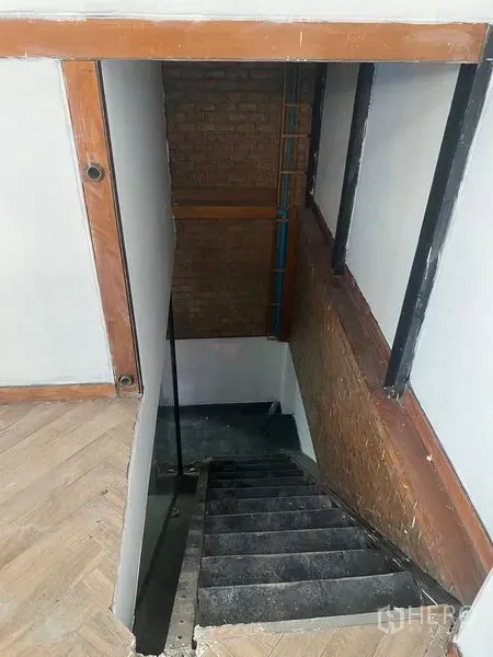 อาคารพาณิชย์ ให้เช่าในKhlong Toei, Bangkok - บันไดระหว่างชั้น มีผนังก่ออิฐโชว์แนวและกรอบไม้.