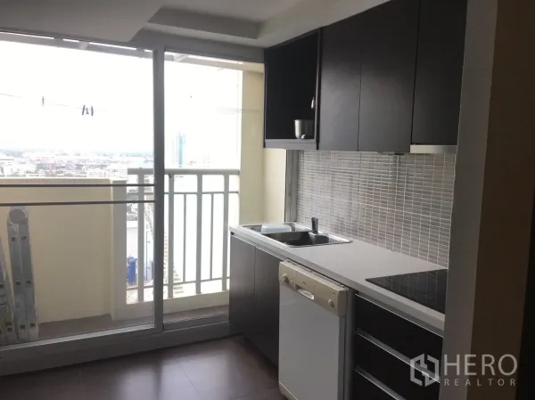 คอนโด ให้เช่าหรือขายในWatthana, Bangkok - ครัวแพนทรีติดระเบียง ตู้สีเข้ม เตาไฟฟ้า เครื่องล้างจาน มองเห็นวิวเมือง