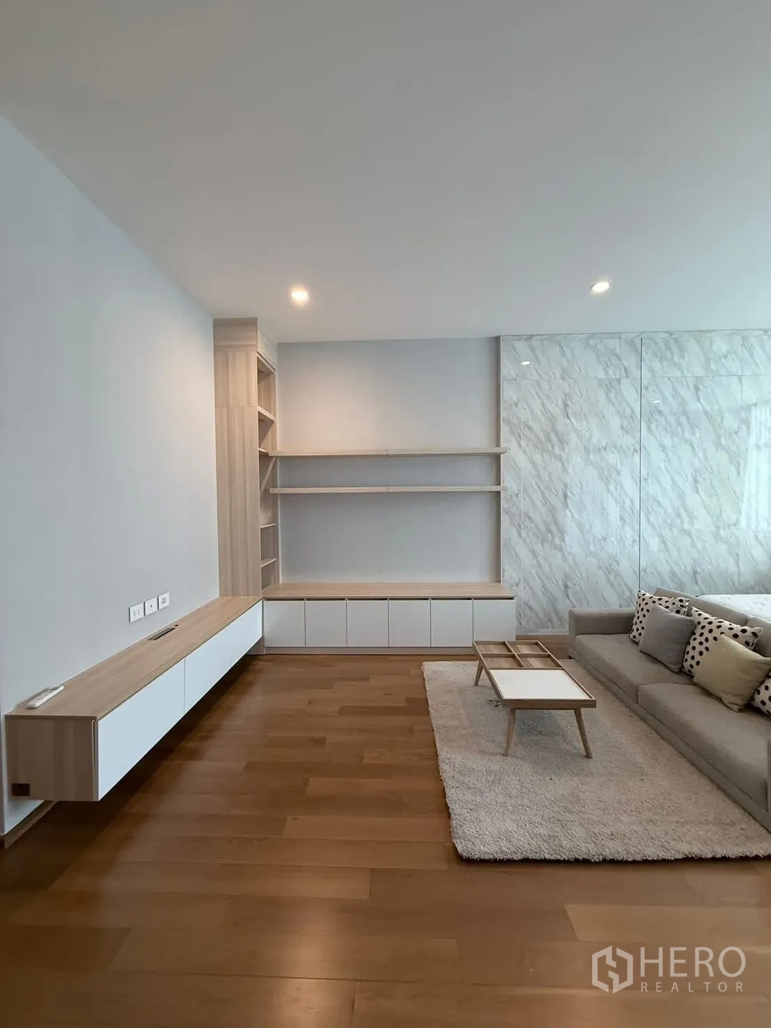 Townhouse for rent in Saphan Sung, Bangkok - Living corner with built-in shelves, low TV cabinet and sofa.