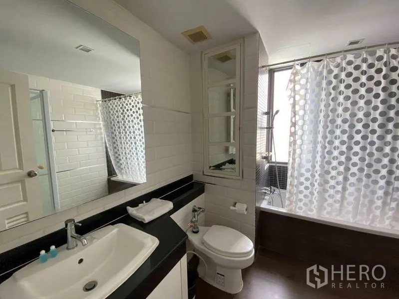 คอนโด ให้เช่าในKhlong Toei, Bangkok - ห้องน้ำสมัยใหม่พร้อมอ่างล้างหน้า โถสุขภัณฑ์ และอ่างอาบน้ำมีหน้าต่าง