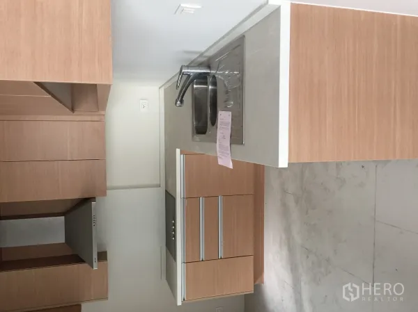 คอนโด ขายในKhlong Toei, Bangkok - ครัวขนาดกะทัดรัด ตู้ไม้ เตา ฮูด และอ่างล้างจานสแตนเลส.