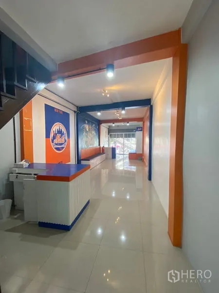 อาคารพาณิชย์ ให้เช่าในKhlong Toei, Bangkok - โถงลึกชั้นล่างพร้อมเคาน์เตอร์ต้อนรับ พื้นกระเบื้อง และหน้ากระจกกว้าง