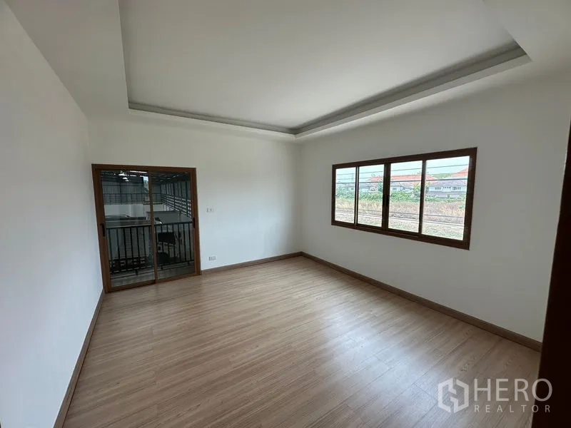 คลังสินค้า ให้เช่าในLam Luk Ka, Pathum Thani - ห้องชั้นบนพื้นลามิเนต หน้าต่างบานใหญ่ และประตูเลื่อนไประเบียง