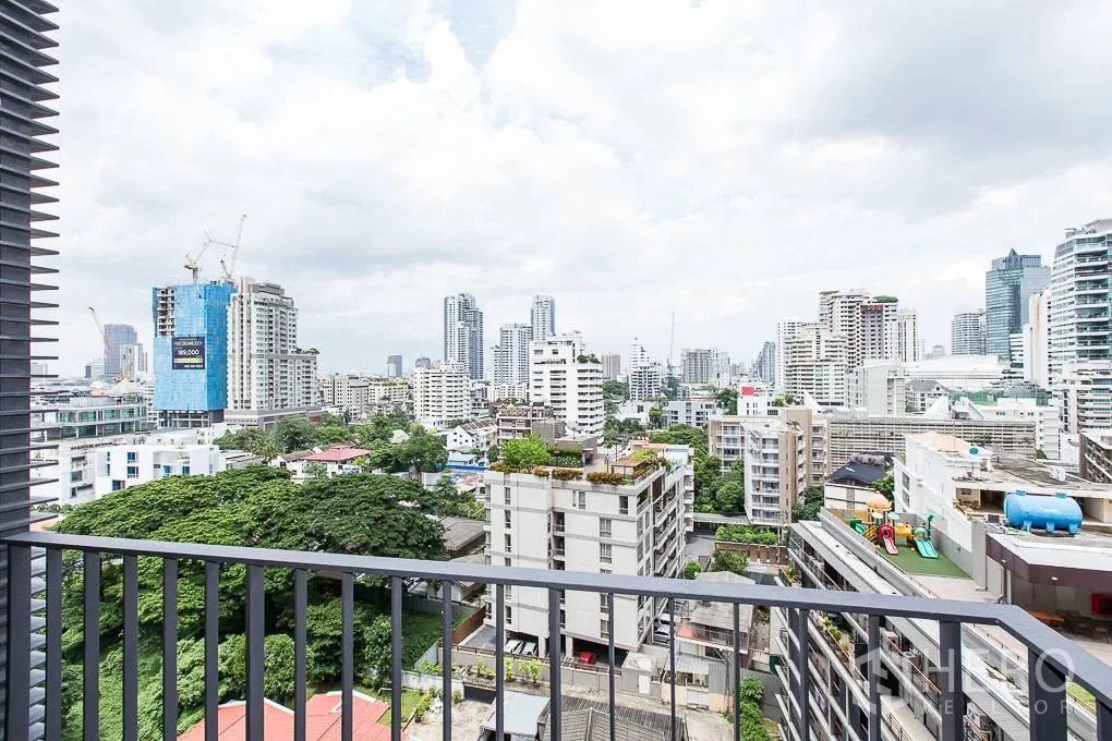 Condominium for rent in Watthana, Bangkok - High-floor balcony boasting panoramic city views of Watthana district.