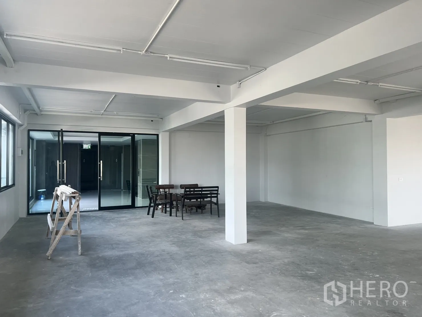 สำนักงาน ให้เช่าในLat Krabang, Bangkok - ออฟฟิศยังไม่ตกแต่ง ทางเข้าเป็นบานเลื่อนกระจก พร้อมเฟอร์นิเจอร์เล็กน้อย