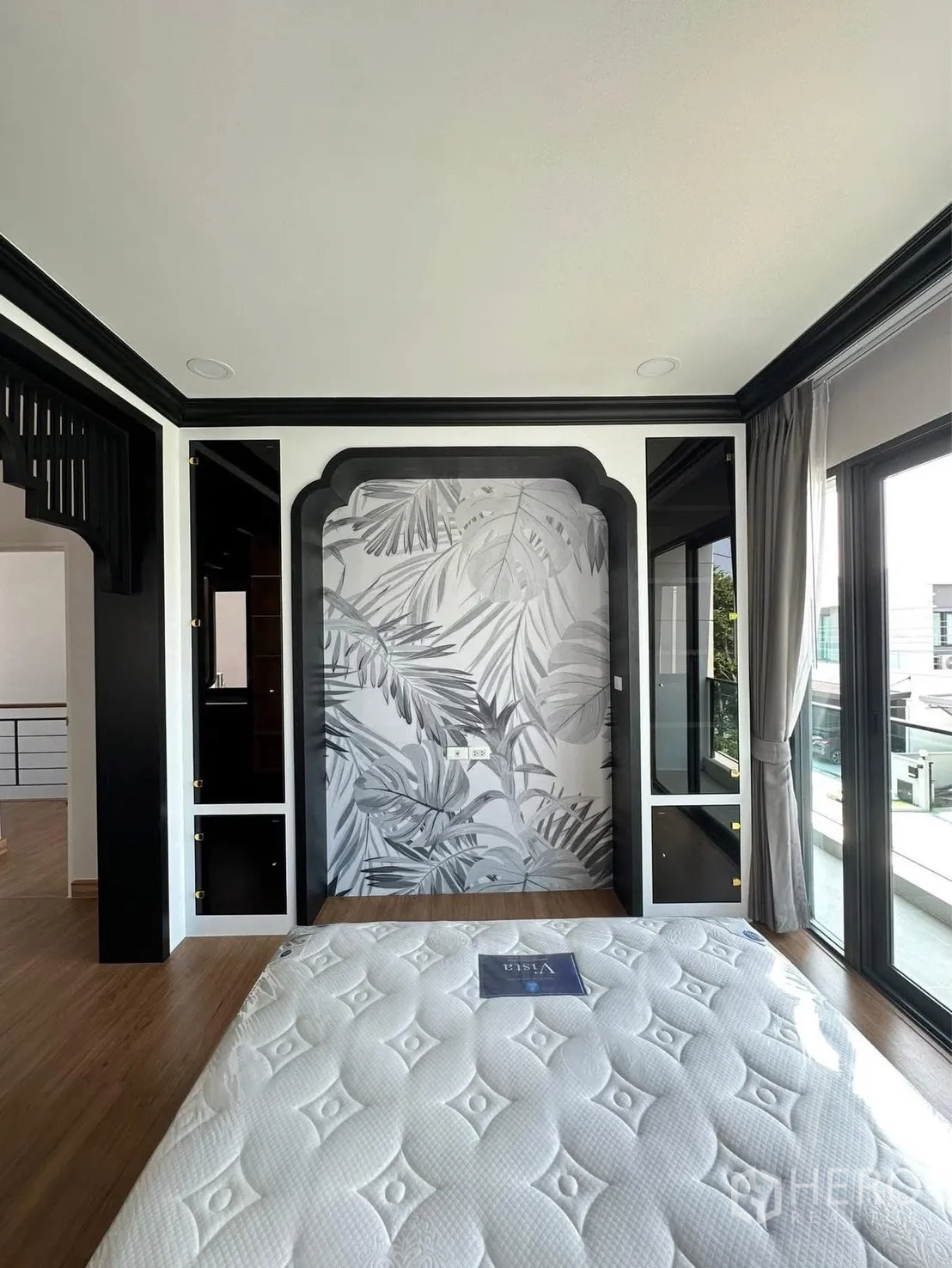 บ้านเดี่ยว for rent in Bang Phli, Samut Prakan - ห้องนอนอีกห้องกับผนังลายใบไม้และประตูเลื่อนออกไประเบียง