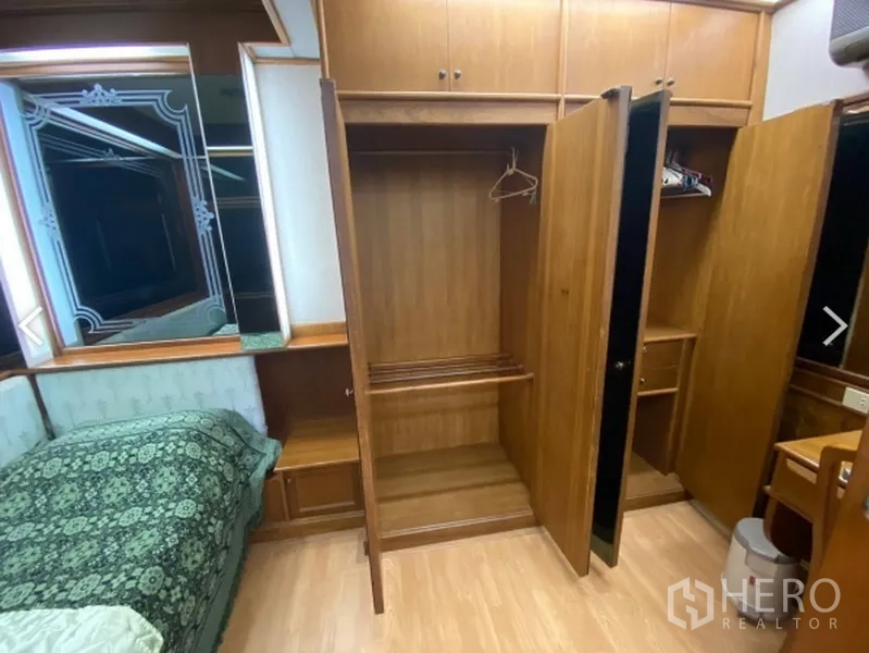 คอนโด ขายในWatthana, Bangkok - ห้องนอนพร้อมตู้เสื้อผ้าบิวท์อินเปิดโชว์และมุมแต่งตัว ในคอนโด D.S. Tower 2