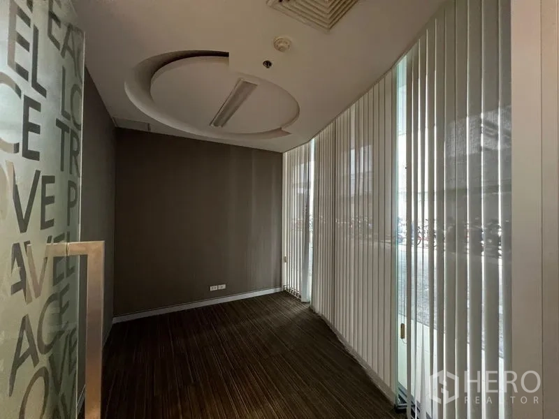 零售空间 出租 - 狭长入口区，落地玻璃与竖百叶，圆形吊顶设计