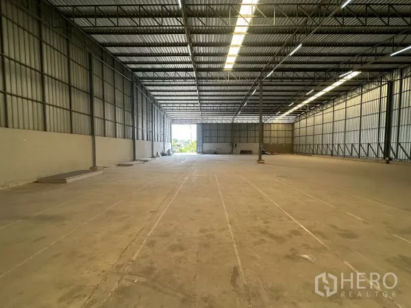 คลังสินค้า ให้เช่าในBang Phli, Samut Prakan - มุมมองลึกของพื้นที่โกดัง พร้อมสกายไลท์และช่องเปิดโหลดสินค้า