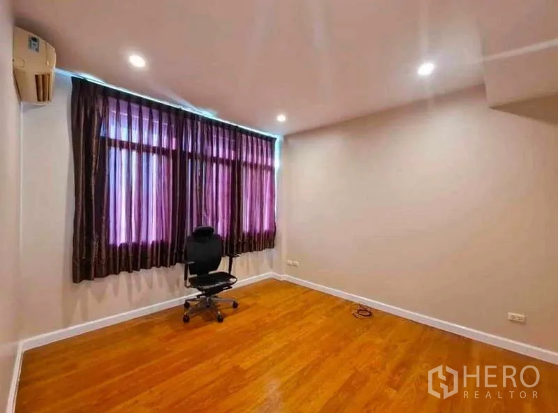 ทาวน์เฮาส์ ให้เช่าในPhra Khanong, Bangkok - ห้องอเนกประสงค์พื้นไม้ ม่านสีเข้ม และไฟฝังฝ้า