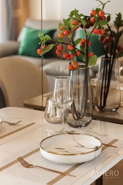 คอนโด ให้เช่าในKhlong Toei, Bangkok - การจัดโต๊ะอาหารสไตล์หรู แจกัน แก้วไวน์ และจานบนโต๊ะสีอ่อน