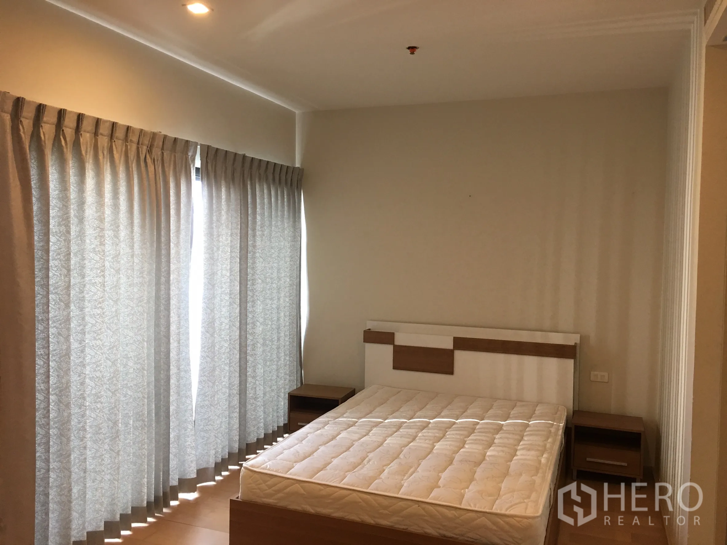 คอนโด ให้เช่าในPhaya Thai, Bangkok - ห้องนอนสว่าง เตียงควีน โต๊ะข้างเตียง และผ้าม่านเต็มบาน