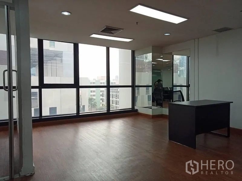 สำนักงาน ให้เช่าในRatchathewi, Bangkok - สำนักงานโปร่งสว่าง หน้าต่างกระจกเต็มบาน พื้นไม้ วิวเมือง