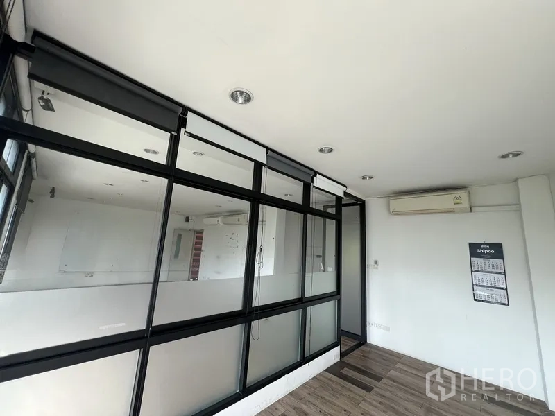 带办公室的家 出租在Phra Khanong, Bangkok - 紧凑办公区，黑框玻璃隔断与空调机。