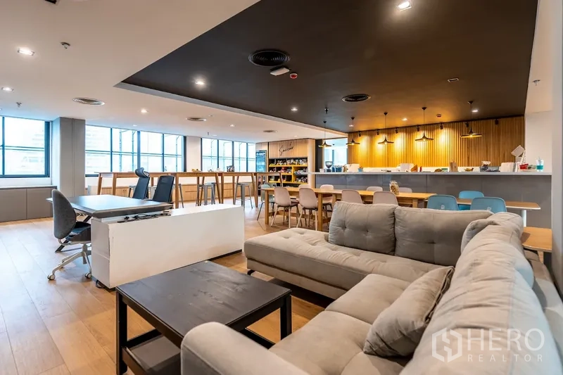 办公室 for rent in Bang Rak, Bangkok - 带沙发、吧台和高桌的休憩与茶水区。