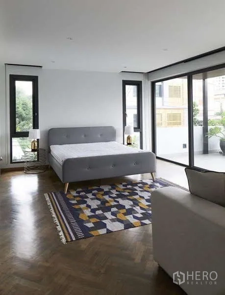 ทาวน์เฮาส์ ขายในWatthana, Bangkok - ห้องนอนมาสเตอร์สว่าง โปร่ง หน้าต่างบานใหญ่ เปิดสู่เทอเรซ พื้นปาร์เกต์ เตียงสีเทา