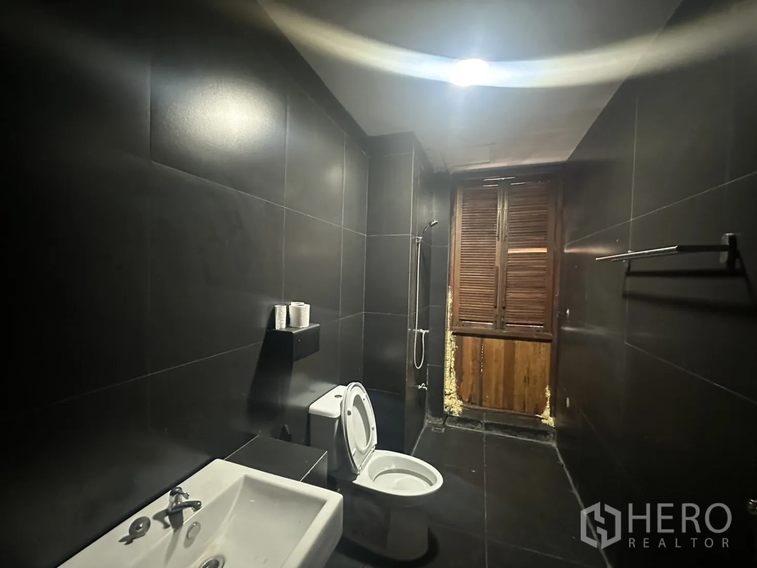 สำนักงานที่บ้าน ให้เช่าในPathum Wan, Bangkok - ห้องน้ำพร้อมฝักบัว หน้าต่าง และผนังกระเบื้องสีเข้ม